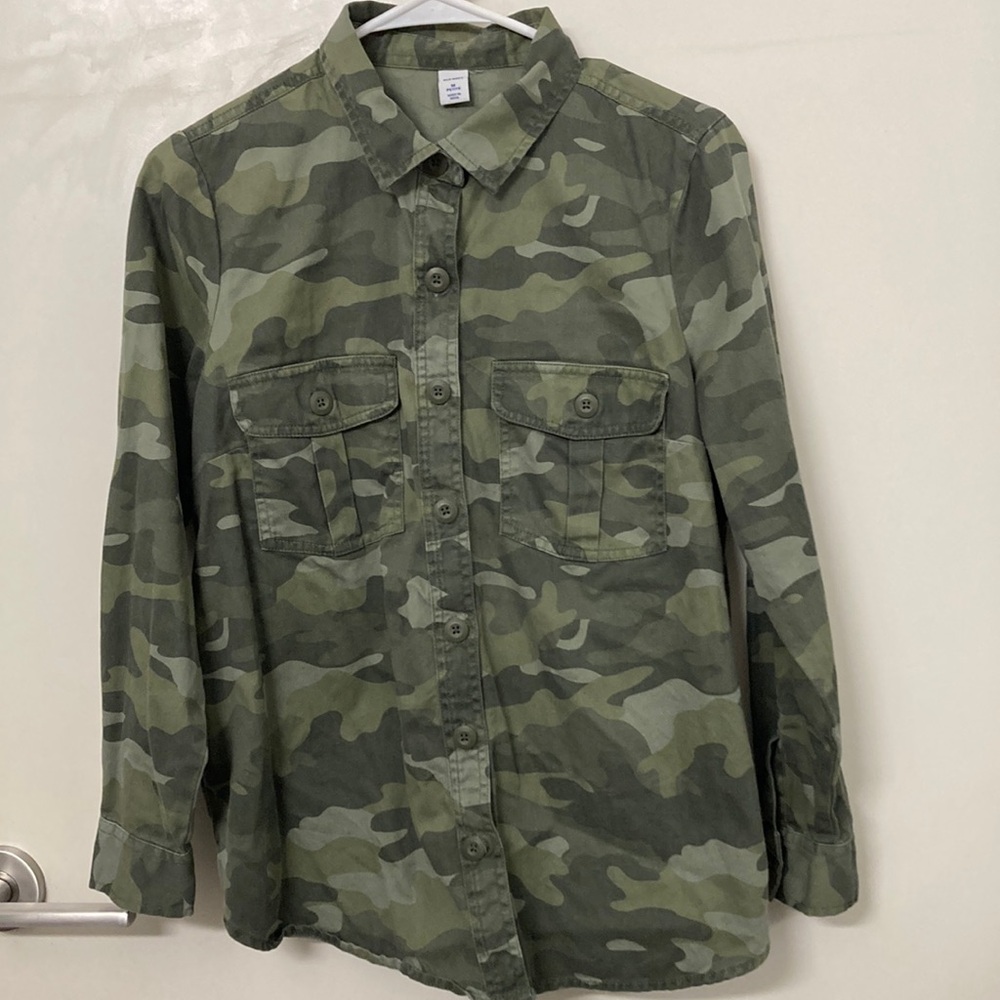 Old Navy medium petite camouflage button down shirt 100% cotton
